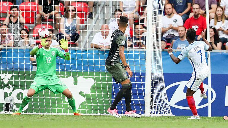 Ausgleich - Torwart Julian Pollersbeck (l) kann den Schuss des Engländers Demarai Gray (r) zum 1:1 nicht halten. Foto: Jan Woitas Ausgleich - Torwart Julian Pollersbeck (l) kann den Schuss des Engländers Demarai Gray (r) zum 1:1 nicht halten. Foto: Jan Woitas