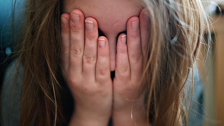 Schüler, die verzweifelt sind, die Hilfe brauchen, gibt es immer mehr. Auf der anderen Seite steigt die Gewaltbereitschaft. Auch an der Frieden-Mittelschule in Schweinfurt. Dort sieht man mehr Bedarf für Jugendsozialarbeit, um den Schülern gerecht zu werden. Schüler, die verzweifelt sind, die Hilfe brauchen, gibt es immer mehr. Auf der anderen Seite steigt die Gewaltbereitschaft. Auch an der Frieden-Mittelschule in Schweinfurt. Dort sieht man mehr Bedarf für Jugendsozialarbeit, um den Schülern gerecht zu werden.