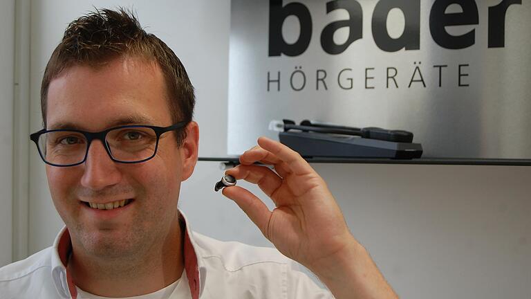 Alexander Bader bietet in Hammelburg Hörgeräte an.
