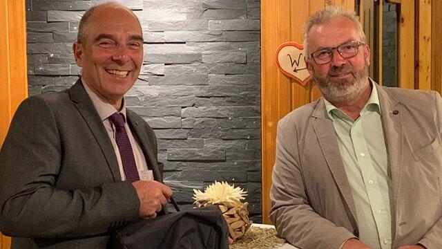 Er hat das Dorf mitgeprägt: Nach eineinhalb Jahren verabschiedet Nachfolger Karl-Heinz Hofmann (rechts) Wiesthals Altbürgermeister Andreas Zuschlag. Er hat das Dorf mitgeprägt: Nach eineinhalb Jahren verabschiedet Nachfolger Karl-Heinz Hofmann (rechts) Wiesthals Altbürgermeister Andreas Zuschlag.