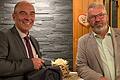 Er hat das Dorf mitgeprägt: Nach eineinhalb Jahren verabschiedet Nachfolger Karl-Heinz Hofmann (rechts) Wiesthals Altbürgermeister Andreas Zuschlag.