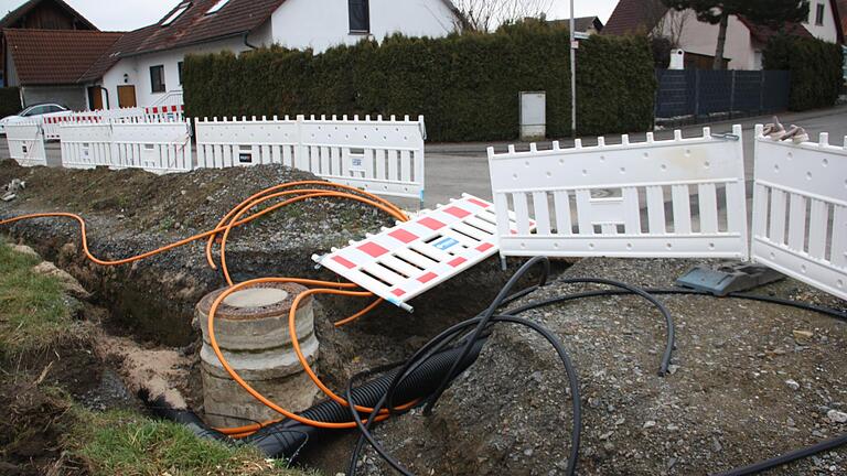 Am Andreas-Seufert-Ring in Unterspiesheim sind die noch nicht abgeschlossenen Arbeiten für das Nahwärmenetz für jedermann sichtbar. Am Andreas-Seufert-Ring in Unterspiesheim sind die noch nicht abgeschlossenen Arbeiten für das Nahwärmenetz für jedermann sichtbar.