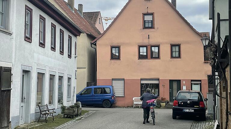 In der Iphöfer Altstadt wird oft zu nah an den Kreuzungen geparkt. Verstellte Sichtachsen gefährden dann alle Verkehrsteilnehmer. In der Iphöfer Altstadt wird oft zu nah an den Kreuzungen geparkt. Verstellte Sichtachsen gefährden dann alle Verkehrsteilnehmer.
