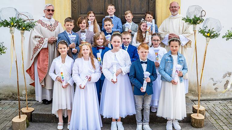 Gruppenfoto aller 2024er Kommunionkinder. Erinnerung an einen besonderen Tag – die erste heilige Kommunion in der Pfarrkirche St. Laurentius Nordheim am Main. Gruppenfoto aller 2024er Kommunionkinder. Erinnerung an einen besonderen Tag – die erste heilige Kommunion in der Pfarrkirche St. Laurentius Nordheim am Main.