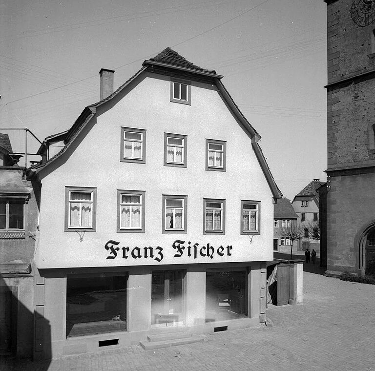 Das 1940 erworbene Haus des Zinngießermeisters Friedrich Staub wurde 1955
abgebrochen und durch einen Neubau ersetzt, der mit dem Altbau Fischer verbunden
wurde. Das 1940 erworbene Haus des Zinngießermeisters Friedrich Staub wurde 1955
abgebrochen und durch einen Neubau ersetzt, der mit dem Altbau Fischer verbunden
wurde.