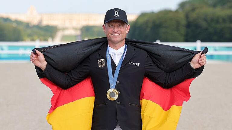 Paris 2024 - Pferdesport       -  Mit Gold und deutscher Fahne in Versailles