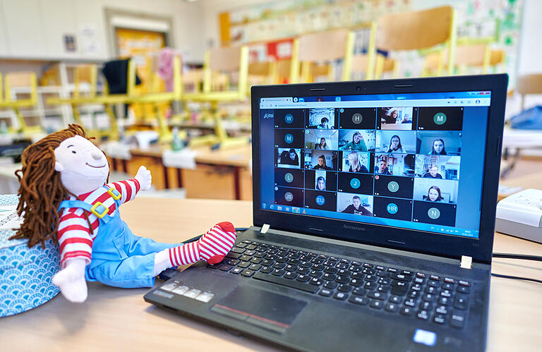 Puppe Mimmi ist beim Online-Unterricht der Klasse 1c immer dabei. Puppe Mimmi ist beim Online-Unterricht der Klasse 1c immer dabei.