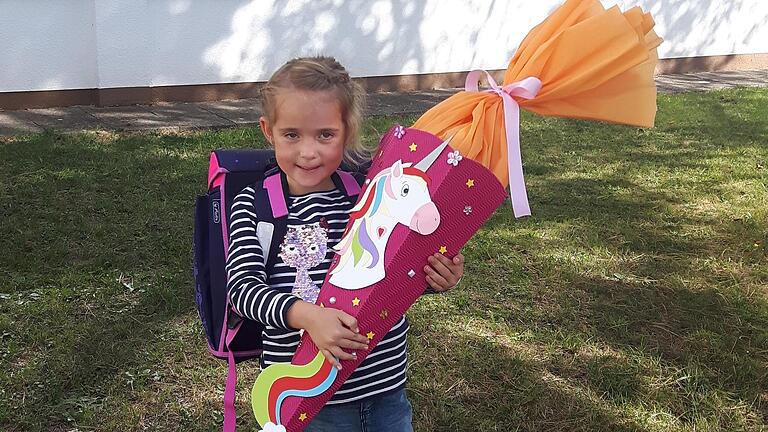 Luisa am Tag ihrer Einschulung im Jahr 2018. Damals konnte sie noch selbstständig laufen. - Luisa am Tag ihrer Einschulung im Jahr 2018. Damals konnte sie noch selbstständig laufen. Luisa am Tag ihrer Einschulung im Jahr 2018. Damals konnte sie noch selbstständig laufen. - Luisa am Tag ihrer Einschulung im Jahr 2018. Damals konnte sie noch selbstständig laufen.