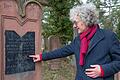 Der jüdische Friedhof in Laudenbach ist der zweitgrößte seiner Art in Bayern. Georg Schirmer steht vor einem Grabstein und erklärt die darauf geschriebenen Symbole. Der Landkreis will nun ein Projekt unterstützen, bei dem diese transkribiert, übersetzt und in einer Datenbank erfasst werden.