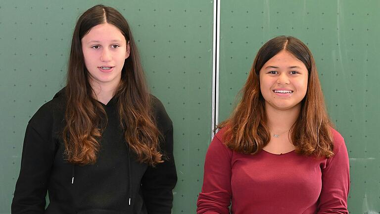 Lena Schühler (links) und Jacelyn Elias organisieren die Verwaltung. Lena Schühler (links) und Jacelyn Elias organisieren die Verwaltung.