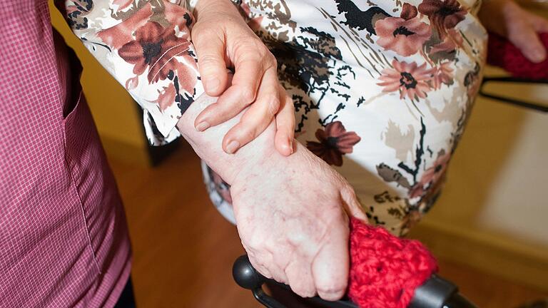 Ein 85-Jähriger pflegte seine Ehefrau bis zu ihrem Tod vor vier Jahren. (Symbolfoto) Ein 85-Jähriger pflegte seine Ehefrau bis zu ihrem Tod vor vier Jahren. (Symbolfoto)