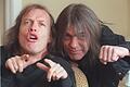 AC/DC-Gitarrist Malcolm Young gestorben       -  Hardrock-Geschwister: AC/DC-Mitbegründer Malcolm Young (rechts) neben seinem Bruder Angus Young im Jahr 2000.
