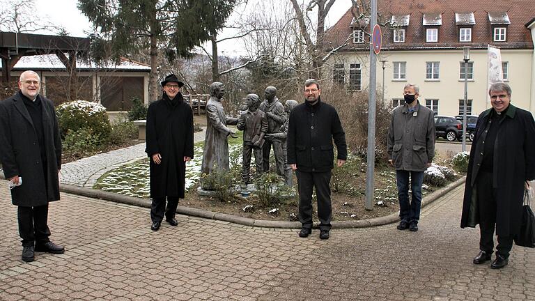 Große Freude über 40 Jahre Berufsbildungswerk am Würzburger Schottenanger im Bild (von links) Geschäftsführender Direktor Andreas Halbig, Bischof Franz Jung, Provinzial Pater Reinhard Gesing SDB, Salesianerdirektor Pater Hatto von Hatzfeld und Domkapitular Clemens Bieber.
