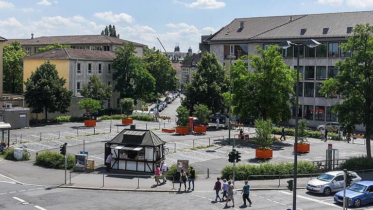 Das ging schnell: Der Kardinal Faulhaber Platz in Würzburg wurde nach dem Bürgerentscheid am Sonntag bereits am Montag von der Stadt Würzburg für Autos gesperrt. Auf den Parkplätzen stehen nun die Wanderbäume der LGS. Das ging schnell: Der Kardinal Faulhaber Platz in Würzburg wurde nach dem Bürgerentscheid am Sonntag bereits am Montag von der Stadt Würzburg für Autos gesperrt. Auf den Parkplätzen stehen nun die Wanderbäume der LGS.