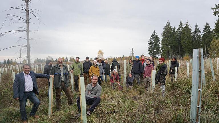 Auf der Hochfläche über dem Bauersberg haben die Schüler der Holzbildhauerschule Bischofsheim 700 junge Linden gepflanzt. Mit im Bild (links vorne) ist der Vertreter der Marktgemeinde Oberelsbach, Harald Omert, und (zweiter von links) Förster Matthais Schlund. Foto: Marion Eckert - Auf der Hochfläche über dem Bauersberg haben die Schüler der Holzbildhauerschule Bischofsheim 700 junge Linden gepflanzt. Mit im Bild (links vorne) ist der Vertreter der Marktgemeinde Oberelsbach, Harald Omert, und (zweiter von links) Förster Matthais Schlund. Foto: Marion Eckert Auf der Hochfläche über dem Bauersberg haben die Schüler der Holzbildhauerschule Bischofsheim 700 junge Linden gepflanzt. Mit im Bild (links vorne) ist der Vertreter der Marktgemeinde Oberelsbach, Harald Omert, und (zweiter von links) Förster Matthais Schlund. Foto: Marion Eckert - Auf der Hochfläche über dem Bauersberg haben die Schüler der Holzbildhauerschule Bischofsheim 700 junge Linden gepflanzt. Mit im Bild (links vorne) ist der Vertreter der Marktgemeinde Oberelsbach, Harald Omert, und (zweiter von links) Förster Matthais Schlund. Foto: Marion Eckert