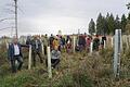 Auf der Hochfläche über dem Bauersberg haben die Schüler der Holzbildhauerschule Bischofsheim 700 junge Linden gepflanzt. Mit im Bild (links vorne) ist der Vertreter der Marktgemeinde Oberelsbach, Harald Omert, und (zweiter von links) Förster Matthais Schlund. Foto: Marion Eckert       -  Auf der Hochfläche über dem Bauersberg haben die Schüler der Holzbildhauerschule Bischofsheim 700 junge Linden gepflanzt. Mit im Bild (links vorne) ist der Vertreter der Marktgemeinde Oberelsbach, Harald Omert, und (zweiter von links) Förster Matthais Schlund. Foto: Marion Eckert