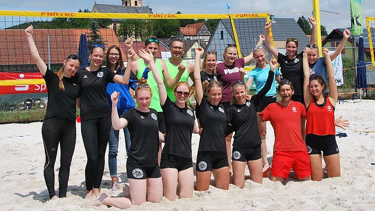 Bei den vereinsinternen Meisterschaften zum 40. Geburtstag der DJK-Volleyballabteilung setzten sich diese Mannschaften durch (vorne von links): Lilli und Camilla Schmelz; Sophia und Marie Hochrein sowie Stefan Endrich und Hannah Roth. Hinten von links: Sina Pfister, Anna Neiderer, Greta Römisch, Lukas und Bruno Leimeister, Angelina Witt, Laura Schebler, Hannah Riedmann, Johanna Müller und Marina Schebler. Bei den vereinsinternen Meisterschaften zum 40. Geburtstag der DJK-Volleyballabteilung setzten sich diese Mannschaften durch (vorne von links): Lilli und Camilla Schmelz; Sophia und Marie Hochrein sowie Stefan Endrich und Hannah Roth. Hinten von links: Sina Pfister, Anna Neiderer, Greta Römisch, Lukas und Bruno Leimeister, Angelina Witt, Laura Schebler, Hannah Riedmann, Johanna Müller und Marina Schebler.