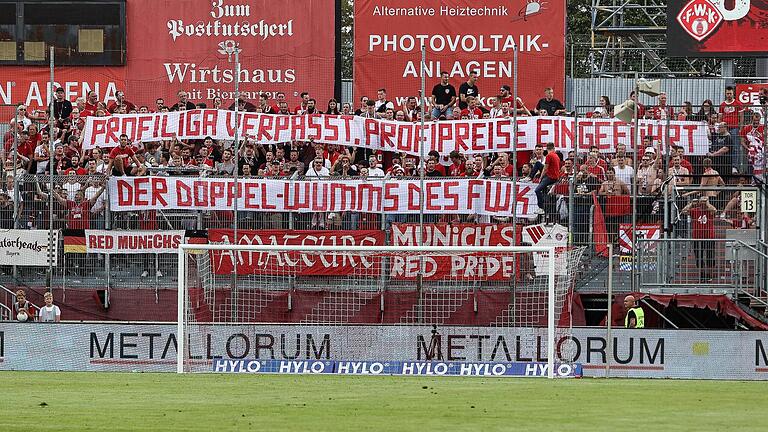 Die Fans der zweiten Mannschaft des FC Bayern München protestierten am Samstag am Dallenberg gegen die Eintrittspreise bei den Würzburger Kickers. Die Fans der zweiten Mannschaft des FC Bayern München protestierten am Samstag am Dallenberg gegen die Eintrittspreise bei den Würzburger Kickers.