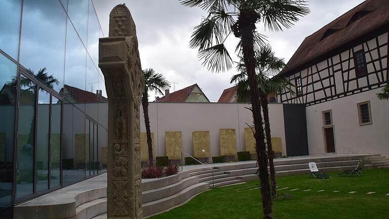 Eine Nachbildung des irischen Hochkreuzes von Clonmacnoise steht im Innenhof des Knauf-Museums. Eine Nachbildung des irischen Hochkreuzes von Clonmacnoise steht im Innenhof des Knauf-Museums. 