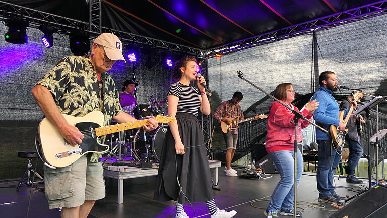 16 Bands traten beim Stonebreak-Festival auf, darunter auch &quot;Sleeping Anne&quot;, die Rock- und Popgruppe der Inklusiven Kulturwerkstatt der Lebenshilfe Bamberg.