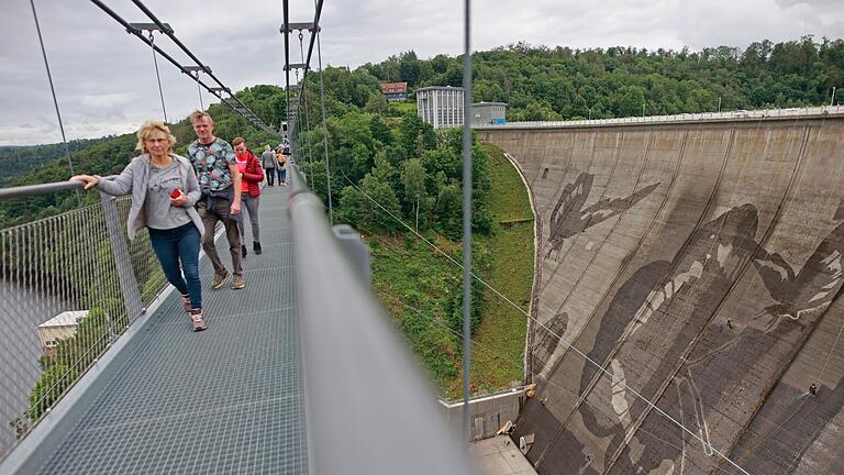 Graffiti an der Rappbodetalsperre       -  Auf der Staumauer der größten Trinkwassertalsperre Deutschlands wird mit Hochdruckreinigern ein Kunstwerk gemalt.