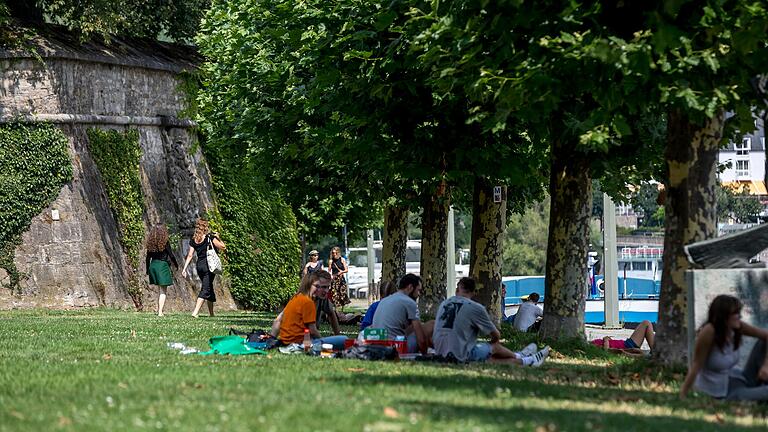 Die Bäume der Leonard-Frank-Promenade bieten angenehmen Schatten. Ab Nachmittags kommt noch der Schatten der Mauer hinzu. Die Bäume der Leonard-Frank-Promenade bieten angenehmen Schatten. Ab Nachmittags kommt noch der Schatten der Mauer hinzu.