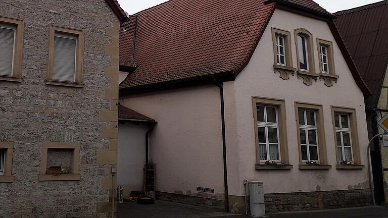 Das Pfarrheim (rechts) könnte zum Dorfgemeinschaftshaus umfunktioniert werden. Das Pfarrheim (rechts) könnte zum Dorfgemeinschaftshaus umfunktioniert werden.