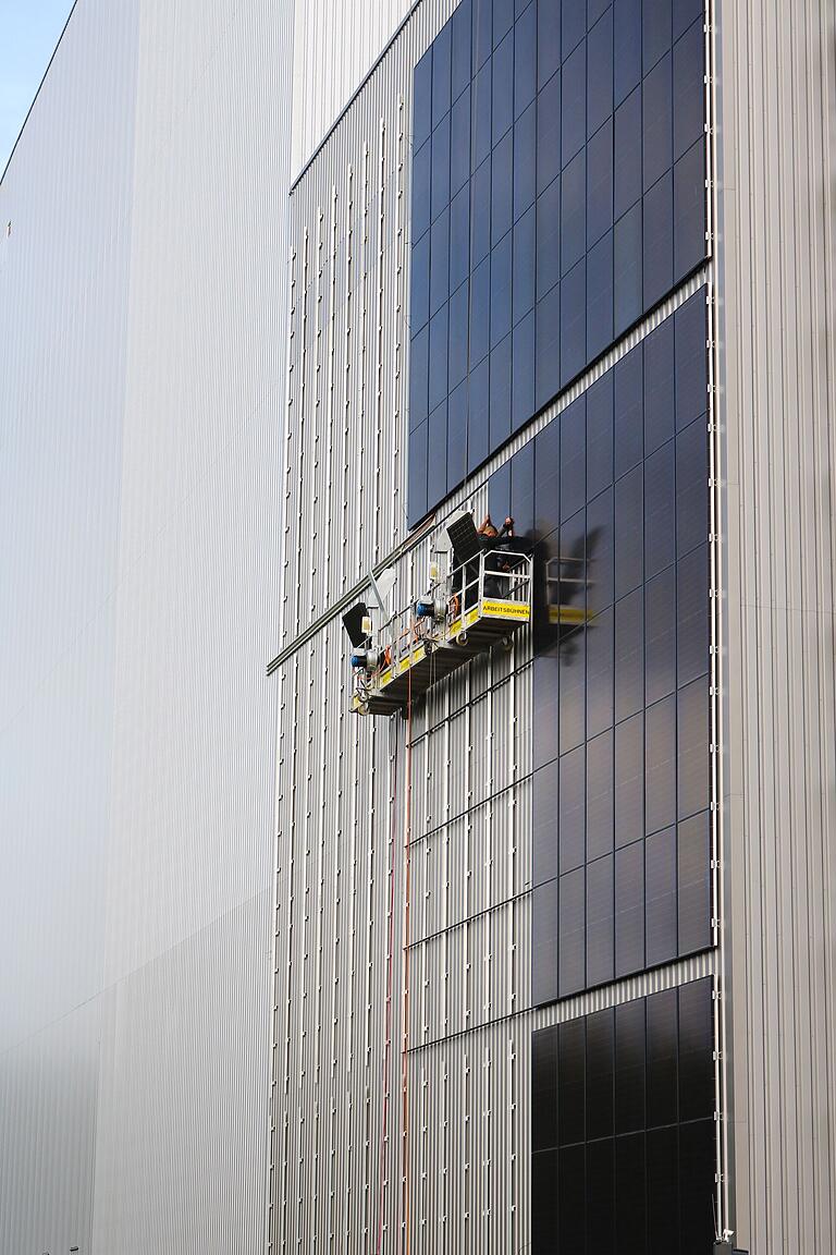 Die Südfassade des neuen Hochregallagers wird mit einer großflächigen Photovoltaikanlage ausgestattet. Die Südfassade des neuen Hochregallagers wird mit einer großflächigen Photovoltaikanlage ausgestattet.