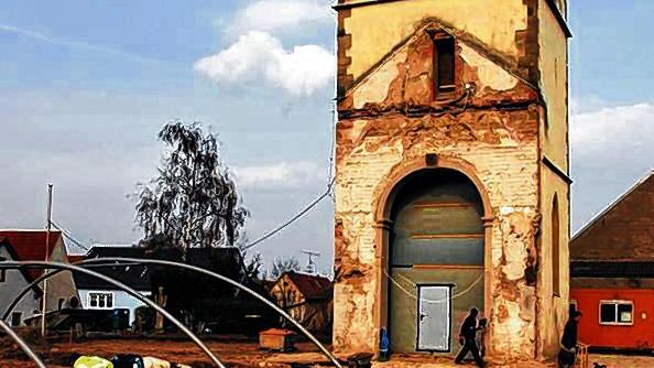 Überblick: Die Ausgrabungsstätte vor dem historischen Kirchturm.