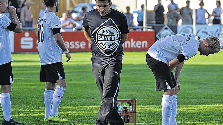 Und der Trainer blicket stumm: Tamer Yigit traut der Kitzinger Sache in einer Spielunterbrechung noch nicht. Und der Trainer blicket stumm: Tamer Yigit traut der Kitzinger Sache in einer Spielunterbrechung noch nicht.