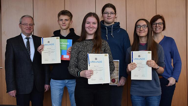 Schulleiter Hartmut Beck, Leon Fertig (2. Platz), Mirja Cura (1. Platz), Rosina Bauer (Teilnahmeurkunde), Benja Rauch (2. Platz) und die verantwortliche Lehrkraft Tanja Cura.