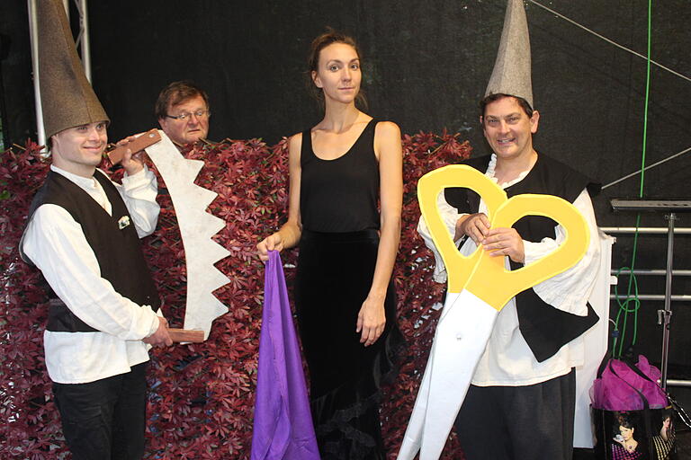 Daniel Karg (links) und Peter Beck (rechts) in einer Szene aus dem aktuellen Stück des Kleinen Stadttheaters Gerolzhofen. Mit im Bild sind Bernd Beck (hinten) und Amelie Auer. Daniel Karg (links) und Peter Beck (rechts) in einer Szene aus dem aktuellen Stück des Kleinen Stadttheaters Gerolzhofen. Mit im Bild sind Bernd Beck (hinten) und Amelie Auer.