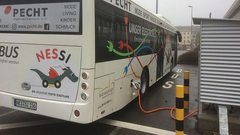 Der Elektrobus Nessi 2 an der Stromtankstelle in der Siemensstraße. Wie oft fällt der Nessi-Elektrobus aus? Stadtrat Christian Geis hat rund um die Nessis viele Fragen.