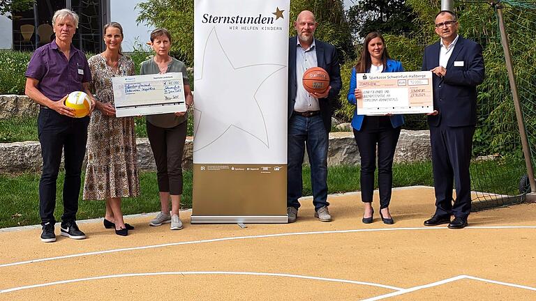 Auf dem neuen Basketballplatz (von links): Christian Schäflein (Dipl.-Sozialpädagoge KJPP), Marianne Lüddeckens (Leitung Projekte Sternstunden), Helene Rech (Oberärztin KJPP), Stefan Stapf (Vorsitzender Förderverein Leopoldina) Carolin Glöckle (Geschäftsführerin Firma Glöckle) und Jürgen Winter (Geschäftsführer Leopoldina-Krankenhaus). Auf dem neuen Basketballplatz (von links): Christian Schäflein (Dipl.-Sozialpädagoge KJPP), Marianne Lüddeckens (Leitung Projekte Sternstunden), Helene Rech (Oberärztin KJPP), Stefan Stapf (Vorsitzender Förderverein Leopoldina) Carolin Glöckle (Geschäftsführerin Firma Glöckle) und Jürgen Winter (Geschäftsführer Leopoldina-Krankenhaus).
