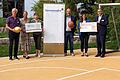 Auf dem neuen Basketballplatz (von links): Christian Schäflein (Dipl.-Sozialpädagoge KJPP), Marianne Lüddeckens (Leitung Projekte Sternstunden), Helene Rech (Oberärztin KJPP), Stefan Stapf (Vorsitzender Förderverein Leopoldina) Carolin Glöckle (Geschäftsführerin Firma Glöckle) und Jürgen Winter (Geschäftsführer Leopoldina-Krankenhaus).