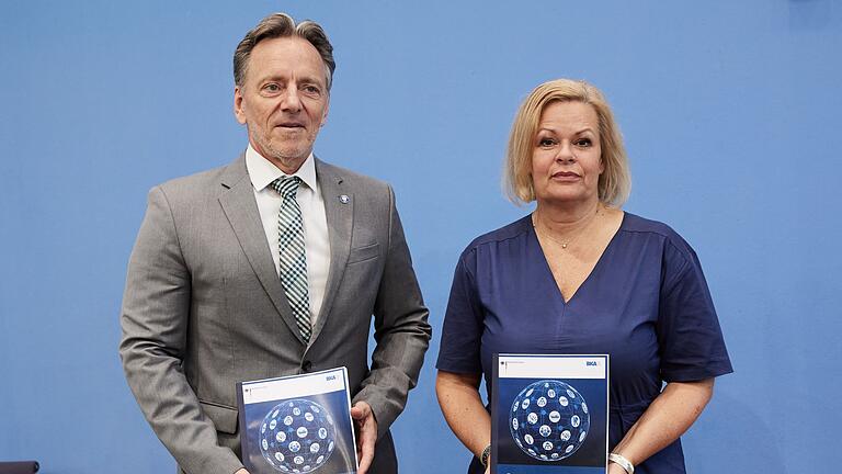 Bundeslagebild Organisierte Kriminalität 2023 - Der durch kriminelle Banden entstandene Schaden erreichte 2023 einen neuen Höchststand im Vergleich zu den vergangenen zehn Berichtsjahren. Bundeslagebild Organisierte Kriminalität 2023 - Der durch kriminelle Banden entstandene Schaden erreichte 2023 einen neuen Höchststand im Vergleich zu den vergangenen zehn Berichtsjahren.