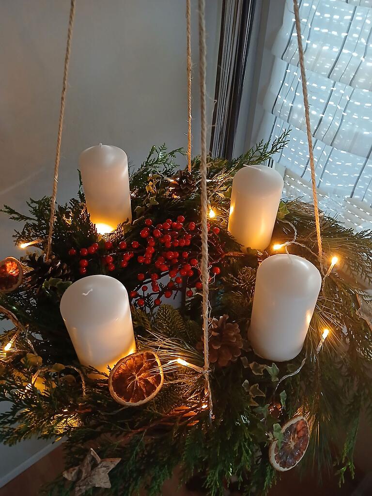 Leuchtet auch, wenn keine Kerze angezündet worden ist: der Adventskranz von Diakon Thorsten Hueller.