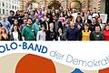 Volo-Band der Demokratie: Die Volontärinnen und Volontäre von Main-Post, Verlag Nürnberger Presse,&nbsp; Augsburger Allgemeinen und Allgäuer Zeitung machen gemeinsame Sache und bieten ihren Besuch in Schulen und Jugendeinrichtungen in ihren Regionen an.&nbsp;