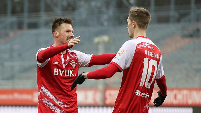 Hier jubeln Marvin Pourié (links) und Maximilian Breunig noch gemeinsam über einen Kickers-Treffer.