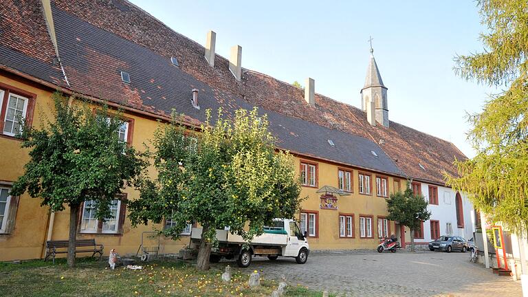 Verborgen hinter Klostermauern: die Spitalkirche mit Spitalmuseum in Aub (Lkr. Würzburg). Verborgen hinter Klostermauern: die Spitalkirche mit Spitalmuseum in Aub (Lkr. Würzburg).