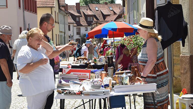 Flohmarkt-Freunde konnten ausgiebig bummeln. Flohmarkt-Freunde konnten ausgiebig bummeln.