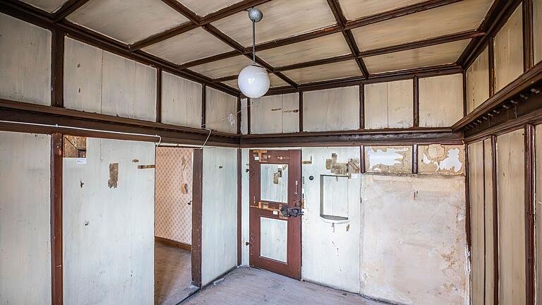 Im Obergeschoss sticht ein Zimmer heraus, das aufwendig mit Holz vertäfelt ist. Die historische Gestaltung hat sich bis heute erhalten. Im Obergeschoss sticht ein Zimmer heraus, das aufwendig mit Holz vertäfelt ist. Die historische Gestaltung hat sich bis heute erhalten.
