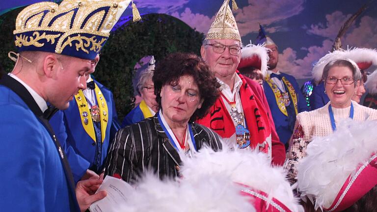 Begrüßung durch den Gastgeber Stiftungsfamilie BSW &amp; EWH und Veitshöchheimer Carneval-Club (VCC) bei der Prunksitzung in den bereits für die Fernsehsendung des BR „Fastnacht in Franken“ dekorierten Mainfrankensälen in Veitshöchheim: Manuel Seemann (Sitzungspräsident vom VCC), Cornelia Lyding (1. Clubpräsidentin),&nbsp; Margarete Echtler (BSW Nürnberg).