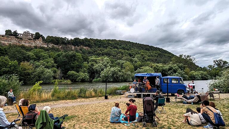 Der 'Blaue Eumel' gastierte auch bei den Unterfränkischen Kulturtagen 2023 in Karlstadt.