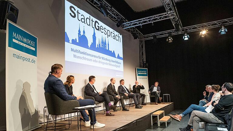 Diskussion über die geplante Würzburger Multifunktionsarena beim StadtGespräch in der Theaterhalle am Dom (von links): Moderator Tim Eisenberger, Bürgermeisterin Judith Roth-Jörg, OB Christian Schuchardt, Kultur-, Wissenschafts- und Wirtschaftsreferent Benedikt Stegmayer, Thomas Oehler (Geschäftsführer der Arena Projektgesellschaft), Baskets-Gesellschafter Wolfgang Heyder und Moderator Torsten Schleicher. Diskussion über die geplante Würzburger Multifunktionsarena beim StadtGespräch in der Theaterhalle am Dom (von links): Moderator Tim Eisenberger, Bürgermeisterin Judith Roth-Jörg, OB Christian Schuchardt, Kultur-, Wissenschafts- und Wirtschaftsreferent Benedikt Stegmayer, Thomas Oehler (Geschäftsführer der Arena Projektgesellschaft), Baskets-Gesellschafter Wolfgang Heyder und Moderator Torsten Schleicher. 