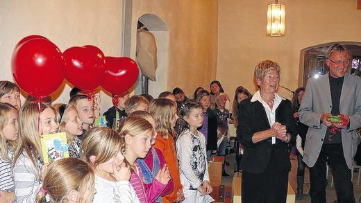Fröhlicher Abschied: „Wir wünschen für dies neue Leben: Du sollst mal richtig voll abheben“, wünschten die Kinder der Grundschule Grettstadt Traudl Epp bei deren Verabschiedung in den Ruhestand durch die Gemeinde. Schulleiter Andreas Sauer las zur Belustigung aller Auszüge aus 170 Berichten der Grundschulkinder, die etwas über Traudl Epp geschrieben hatten. Fröhlicher Abschied: „Wir wünschen für dies neue Leben: Du sollst mal richtig voll abheben“, wünschten die Kinder der Grundschule Grettstadt Traudl Epp bei deren Verabschiedung in den Ruhestand durch die Gemeinde. Schulleiter Andreas Sauer las zur Belustigung aller Auszüge aus 170 Berichten der Grundschulkinder, die etwas über Traudl Epp geschrieben hatten.