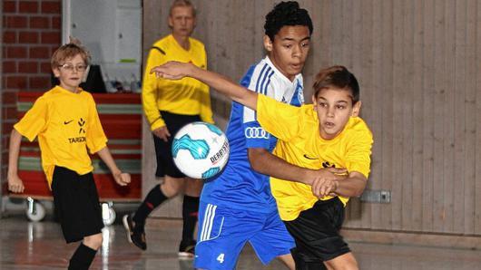 Im Halbfinale der U 13 unterlag die SG Eltmann dem späteren Turniersieger FT Schweinfurt mit 0:2. In dieser Szene allerdings behält Eltmanns Lucas Leis (rechts) die Oberhand.