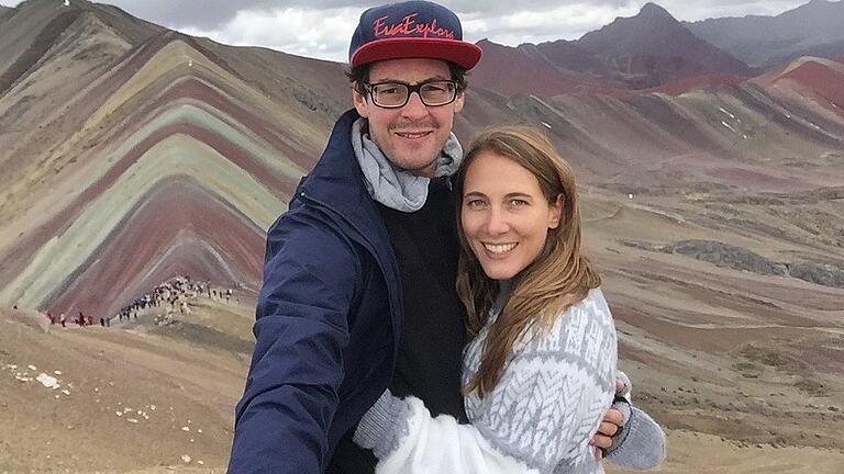 Selbstporträt der jungen Weltenbummler Maximilian Meckl und Stefanie Pröstler-Meckl in Peru auf den Anden-Gipfeln.