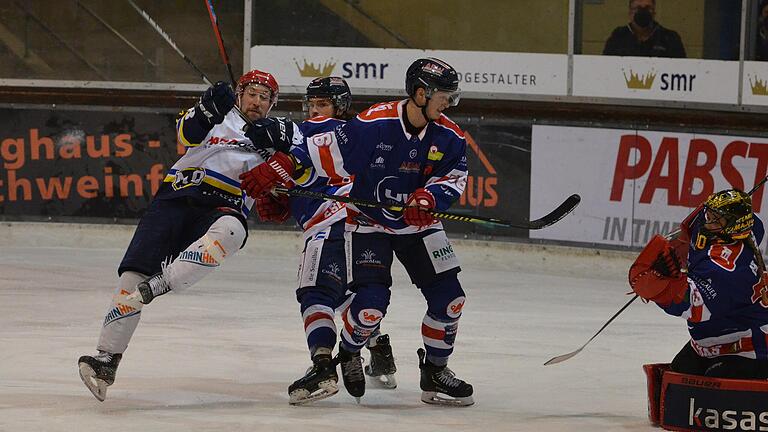 Dylan Hood (links) und die Schweinfurter 'Mighty Dogs' sind gegen Kempten (von rechts Goalie Jennifer Harß, Wayne Lucas und Maximilian Hermann) ins Straucheln geraten. Dylan Hood (links) und die Schweinfurter 'Mighty Dogs' sind gegen Kempten (von rechts Goalie Jennifer Harß, Wayne Lucas und Maximilian Hermann) ins Straucheln geraten. 