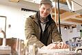 Johannes Follmer, Leiter des Museums Papiermühle Homburg, erklärt die Funktion der Versuchspapiermaschine, die man zum Saisonstart am 1. Mai dort besichtigen kann.